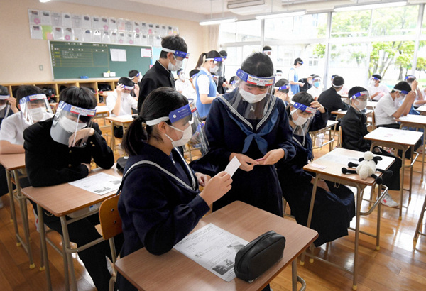 日本各地学校相继复课 学生老师都“全副武装”防感染(图2)