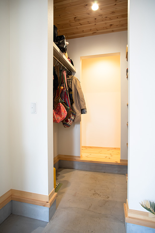 玄関は、廊下とLDKの2方向からアクセスが可能。廊下側の通路にはシューズクロークがあり、靴や鞄を置いたり、出がけにサッとコートを羽織ったりできます（写真撮影／片山貴博）