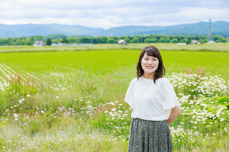 優希さんは3歳のころから旭川で暮らし始め、高校生までこの地で過ごした。その後、大阪の専門学校に進学し、名古屋などでサービス業の経験を積み、その後コロナ禍となって実家に戻り、現在は旭川にある水回り設備のショールームで働いている（撮影／久保ヒデキ）