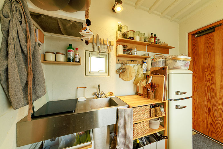 「サンタフェ」で優希さんは暮らしている。キッチンは壁に棚やフックをつけて収納スペースを確保（撮影／久保ヒデキ）