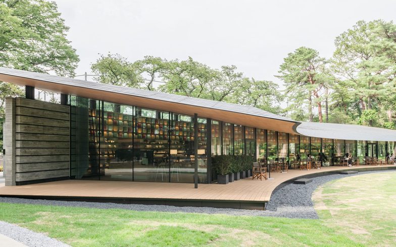 これが図書館？ 全面ガラス張りの開放的な空間。大企業が始めたコミュニティ型図書館「まちライブラリー」を見てきました　西東京市
