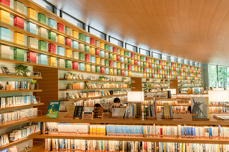 館内の様子。壁一面に設置された本棚は全長35m。日々新たな本が持ち込まれ、蔵書は増えている。本の貸し出しは２週間3冊まで（写真撮影／田村写真店）