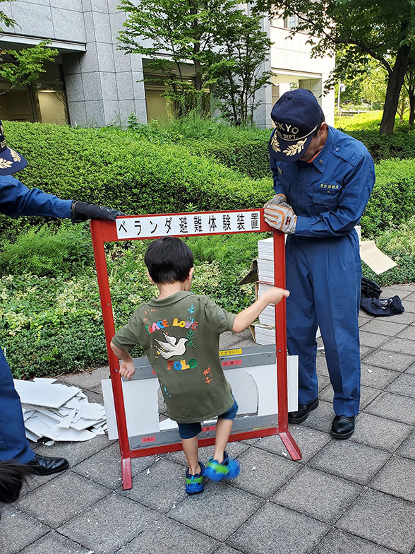 蹴破り体験。小さな子どもには蹴破りがなかなか難しい（筆者撮影）