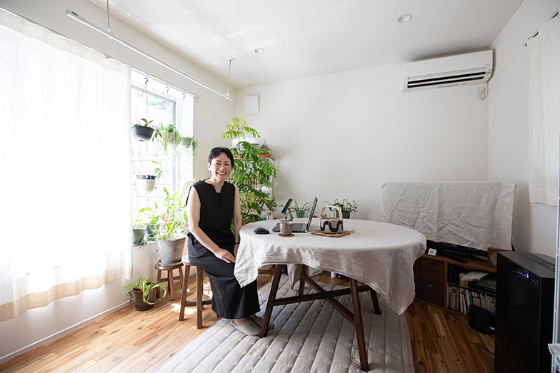 稲子さんが住む賃貸住宅は、2020年築の木造、31平米。窓辺のグリーンや器などで暮らしを楽しんでいます（写真撮影／片山貴博）