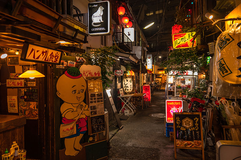 西荻窪の飲み屋街（写真／PIXTA）